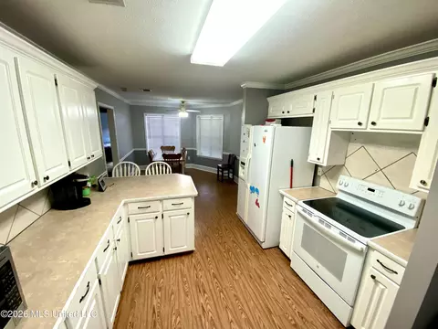 Kitchen - 1012 Stonehendge Dr, Brandon, MS 39042 photo 1 of 2