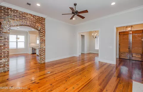 Living - 104 Saint Charles Dr, Madison, MS 39110 photo 4 of 7