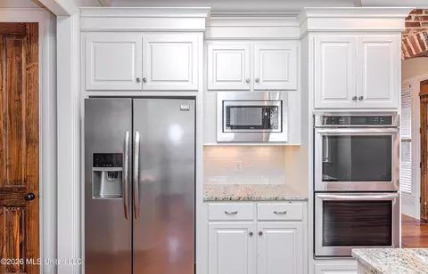 Kitchen - 104 Saint Charles Dr, Madison, MS 39110 photo 5 of 6