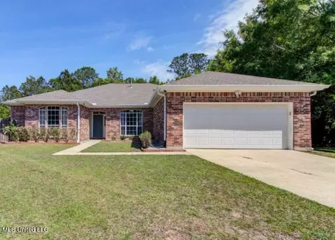 12 N Lakeview Dr, Ocean Springs, MS 39564