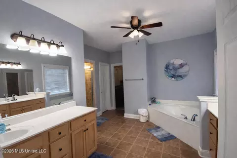 Bath - 6459 Carson Dr, Olive Branch, MS 38654 photo 2 of 5