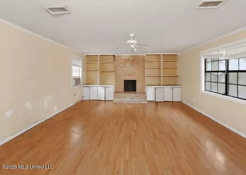 Living - 411 Crider Dr, Brookhaven, MS 39601 photo 2 of 5