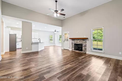 Living - 1762 Smart Rd, Como, MS 38619 photo 2 of 3