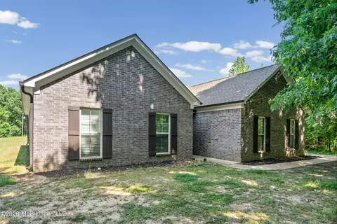 1762 Smart Rd, Como, MS 38619
