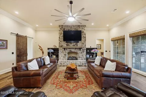 Living - 214 Ashworth Cir, Madison, MS 39110 photo 2 of 3