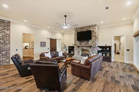 Living - 214 Ashworth Cir, Madison, MS 39110 photo 3 of 3