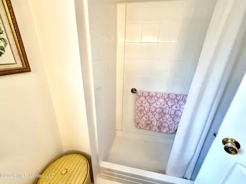 Bath - 5319 Griffin St, Moss Point, MS 39563 photo 2 of 3
