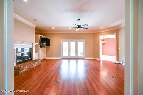 Living - 25 Lawrence Rd, Natchez, MS 39120 photo 1 of 2