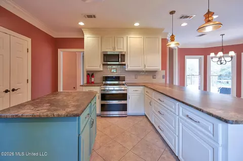 Kitchen - 25 Lawrence Rd, Natchez, MS 39120 photo 3 of 4