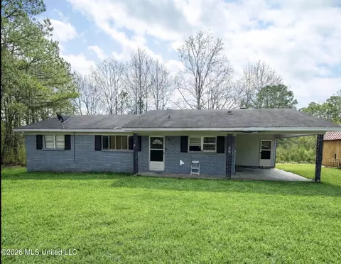 11 Center St, Bay Springs, MS 39422