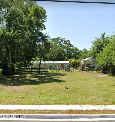 195 Oak St, Biloxi, MS 39530