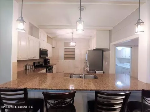 Kitchen - 107 Arlington Ave, Natchez, MS 39120 photo 5 of 5