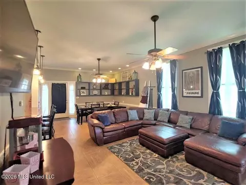 Living - 107 Arlington Ave, Natchez, MS 39120 photo 5 of 5