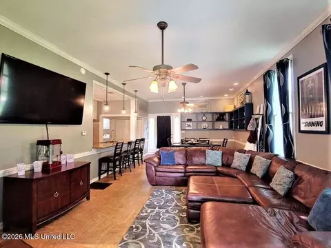 Living - 107 Arlington Ave, Natchez, MS 39120 photo 4 of 5