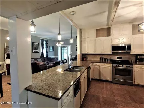 Kitchen - 107 Arlington Ave, Natchez, MS 39120 photo 1 of 5
