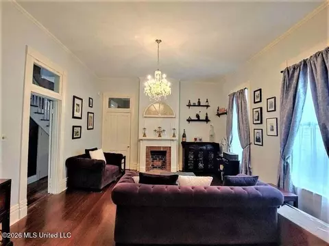 Living - 107 Arlington Ave, Natchez, MS 39120 photo 1 of 5