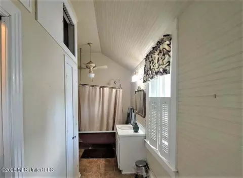 Entry Way - 107 Arlington Ave, Natchez, MS 39120 photo 4 of 4