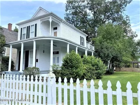 107 Arlington Ave, Natchez, MS 39120