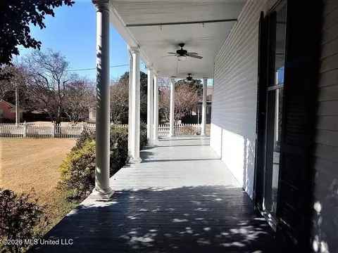 Exterior - 107 Arlington Ave, Natchez, MS 39120 photo 4 of 6