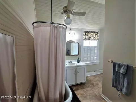 Bath - 107 Arlington Ave, Natchez, MS 39120 photo 3 of 3