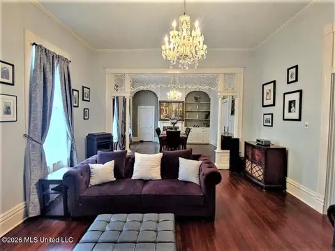 Living - 107 Arlington Ave, Natchez, MS 39120 photo 3 of 5