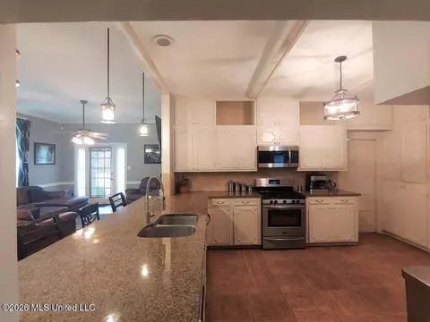 Kitchen - 107 Arlington Ave, Natchez, MS 39120 photo 2 of 5