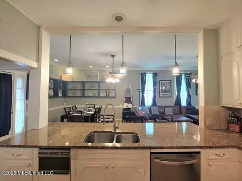 Kitchen - 107 Arlington Ave, Natchez, MS 39120 photo 4 of 5