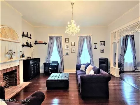 Living - 107 Arlington Ave, Natchez, MS 39120 photo 2 of 5