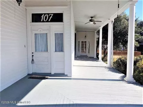 Exterior - 107 Arlington Ave, Natchez, MS 39120 photo 3 of 6