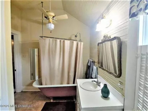 Bath - 107 Arlington Ave, Natchez, MS 39120 photo 2 of 3
