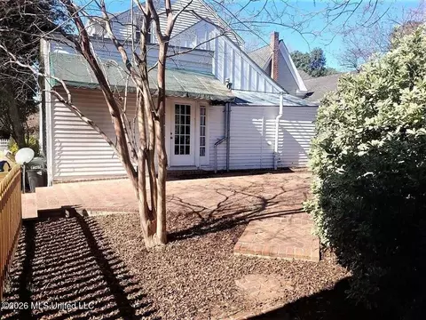 Exterior - 107 Arlington Ave, Natchez, MS 39120 photo 5 of 6