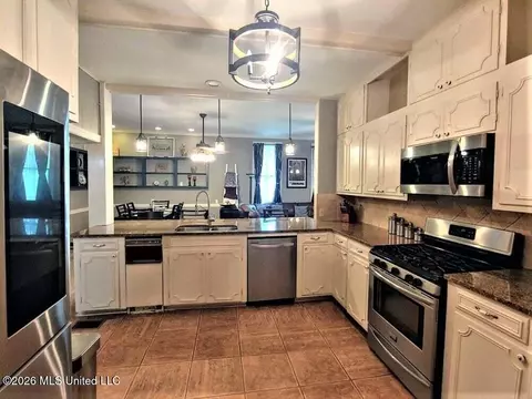Kitchen - 107 Arlington Ave, Natchez, MS 39120 photo 3 of 5