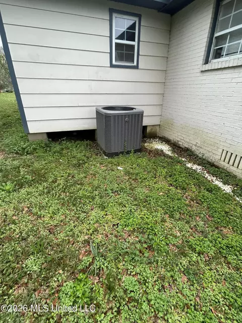 Exterior - 605 E Chickasaw St, Brookhaven, MS 39601 photo 2 of 5