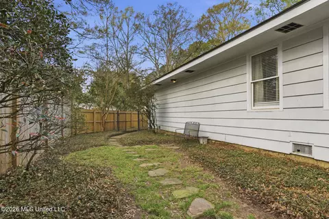 Exterior - 1045 Avondale St, Jackson, MS 39216 photo 8 of 10