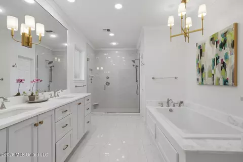 Bath - 1045 Avondale St, Jackson, MS 39216 photo 2 of 6