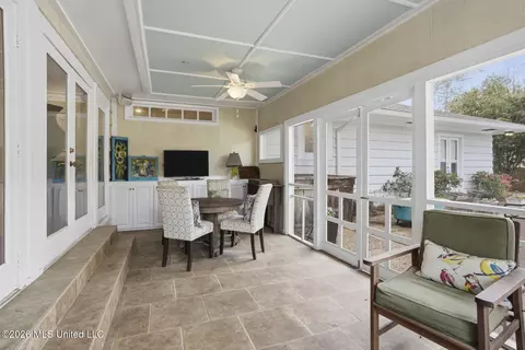 Exterior - 1045 Avondale St, Jackson, MS 39216 photo 4 of 10