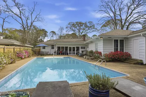 Exterior - 1045 Avondale St, Jackson, MS 39216 photo 7 of 10