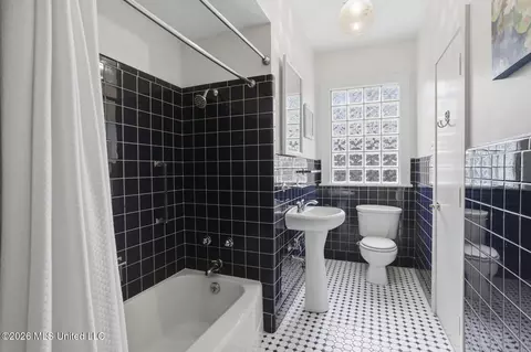 Bath - 1045 Avondale St, Jackson, MS 39216 photo 6 of 6