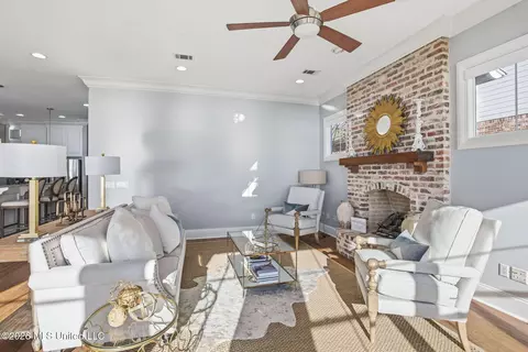 Living - 504 Port Arbor, Brandon, MS 39047 photo 2 of 4