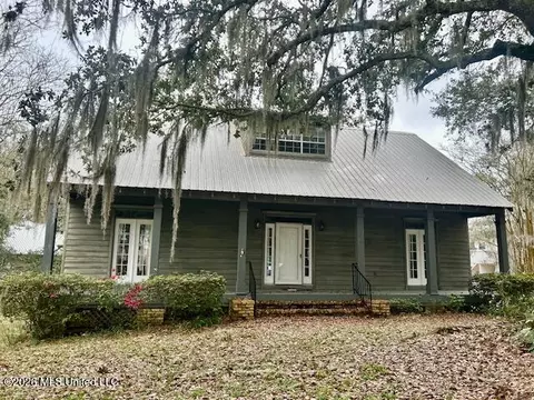 408 Oakwood Dr, Ocean Springs, MS 39564