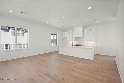 Living - 253 N Natchez Dr #201, Madison, MS 39110 photo 2 of 2