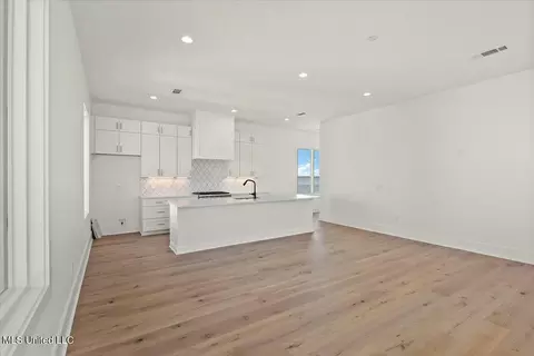 Living - 253 N Natchez Dr #201, Madison, MS 39110 photo 1 of 2