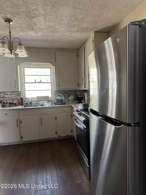 Kitchen - 156 Wacker Dr, Jackson, MS 39206 photo 2 of 3