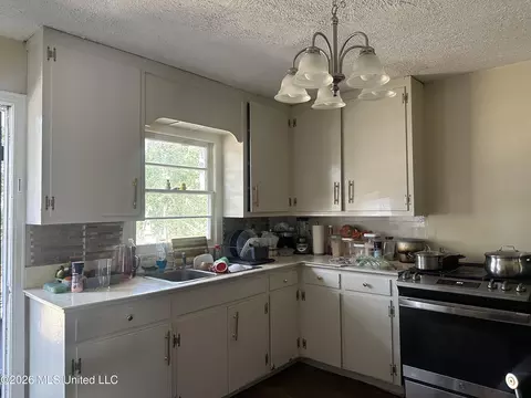Kitchen - 156 Wacker Dr, Jackson, MS 39206 photo 3 of 3