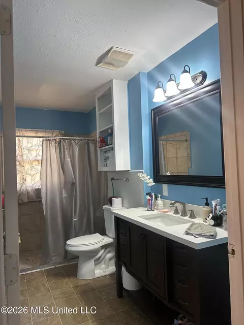 Bath - 156 Wacker Dr, Jackson, MS 39206 photo 2 of 2