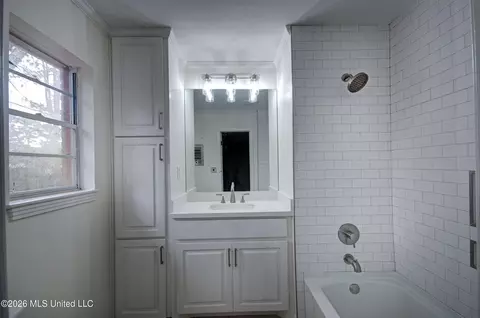 Bath - 219 Rollingwood Dr, Jackson, MS 39211 photo 3 of 3