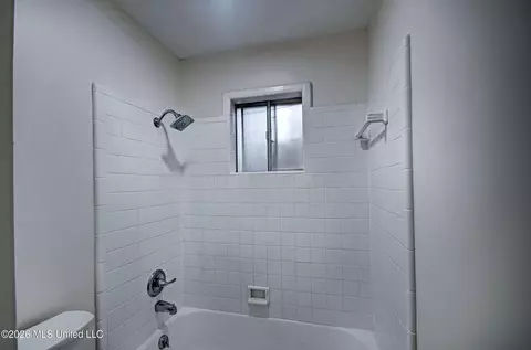 Bath - 219 Rollingwood Dr, Jackson, MS 39211 photo 2 of 3