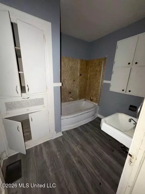 Bath - 2161 W Mcdowell Rd, Jackson, MS 39204 photo 1 of 6