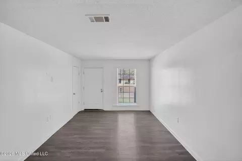 Living - 5770 Queen Mary Ln, Jackson, MS 39209 photo 4 of 6