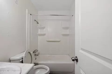 Bath - 5770 Queen Mary Ln, Jackson, MS 39209 photo 1 of 4